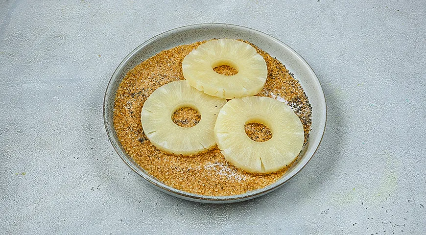 Слойки с ананасом и прошутто