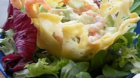 Креветочный салат в сырной корзиночке