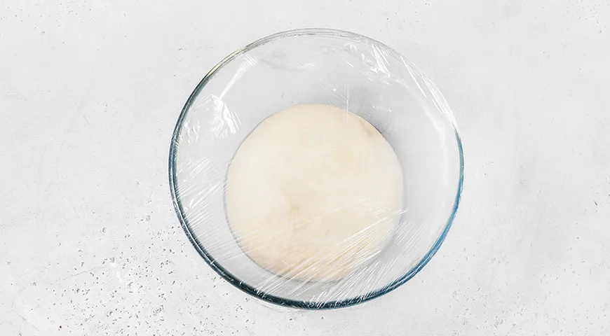 Дрожжевые пирожки со свеклой и яблоками на сковороде