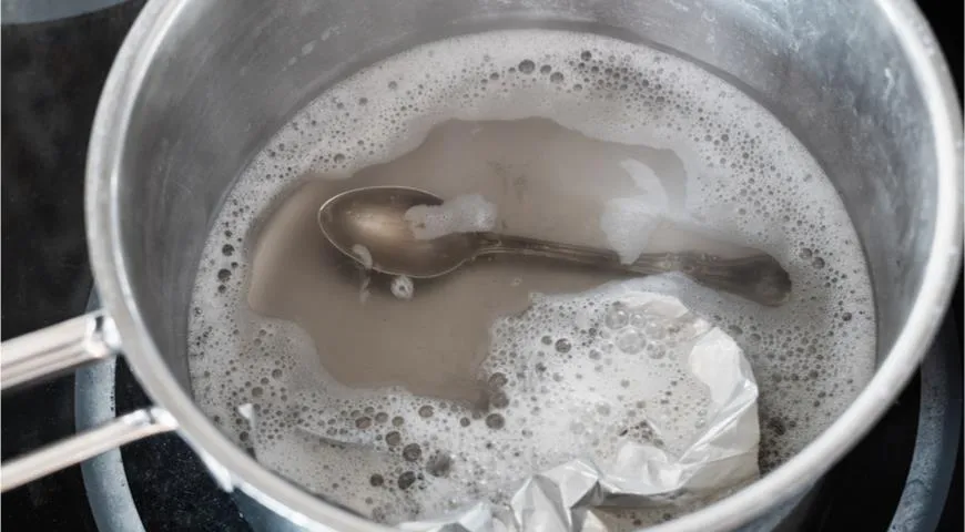 Фольга в кипящем содовом растворе прекрасно очищает серебро