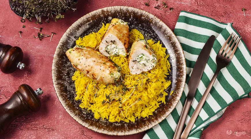 Куриная грудка, фаршированная плавленым сыром с чесноком и зеленью
