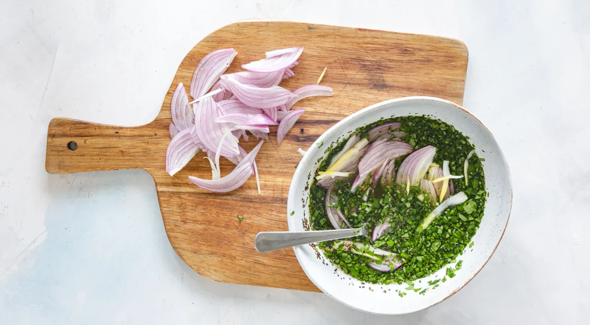 Заправка из зелени и масла из банки с консервированным тунцом отлично подойдет к салату с легкими овощами. А еще в ней можно немного подмариновать лук