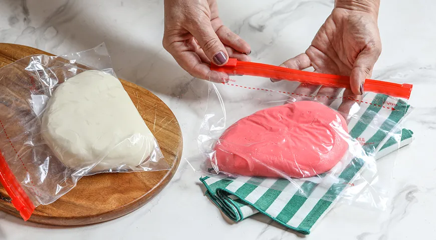 Готовую помадку можно хранить в зип-пакете в холодильнике 1–2 месяца