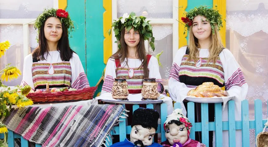 девушки в русских костюмах
