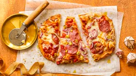 Пицца с салями и моцареллой