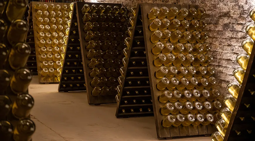 Классический метод производства шампанского и игристых вин предполагает, что вторичная ферментация происходит полностью в бутылке