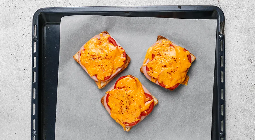 Горячие бутерброды с колбасой, сыром и помидорами в духовке