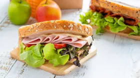 Быстро, сытно, вкусно: 6 рецептов бутербродов с колбасой — классических и горячих