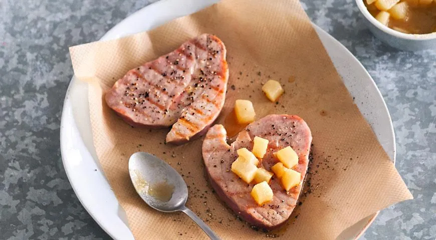 Тунец с чесночным маслом и гарниром из груш