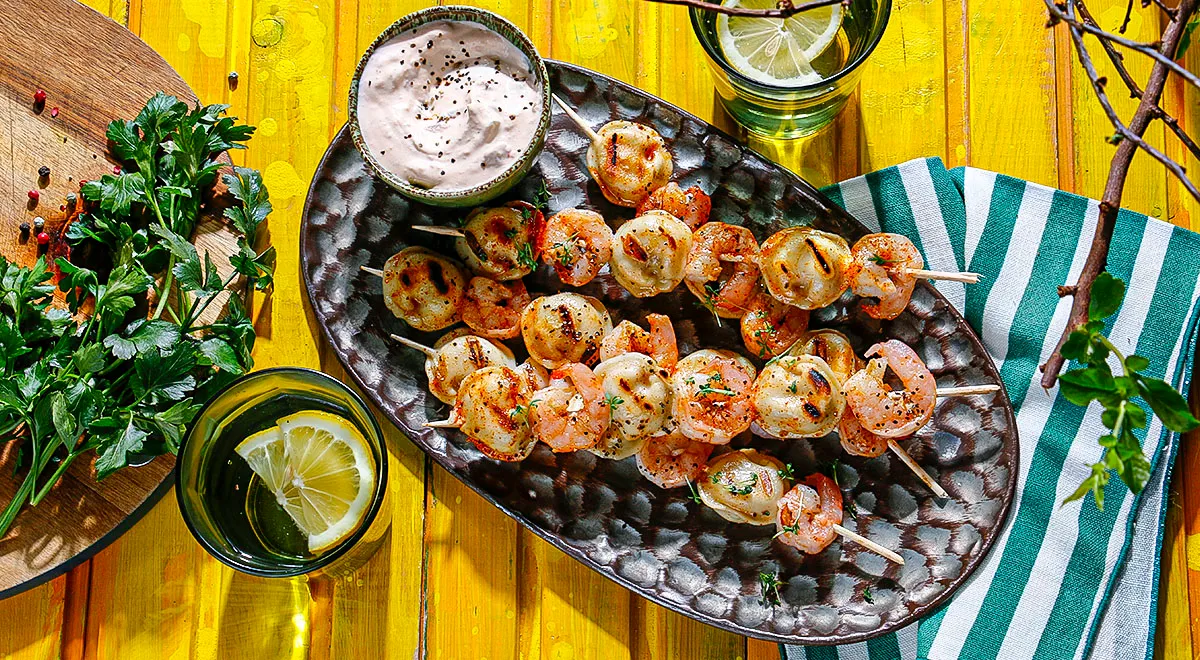 Рецепт шашлычков из пельменей и креветок, жаренных на сковороде-гриль