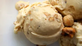 Медовое мороженое с фундуком