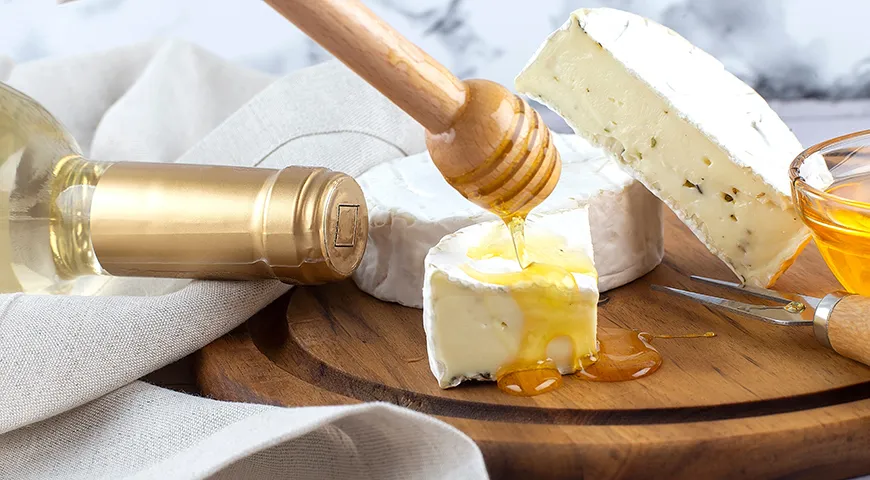 Мед к сырам должен быть обязательно жидкий