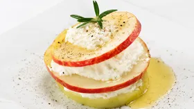 Яблоки, прослоенные легким козьим сыром