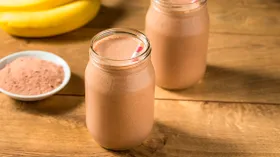 Банановый смузи с молоком и какао