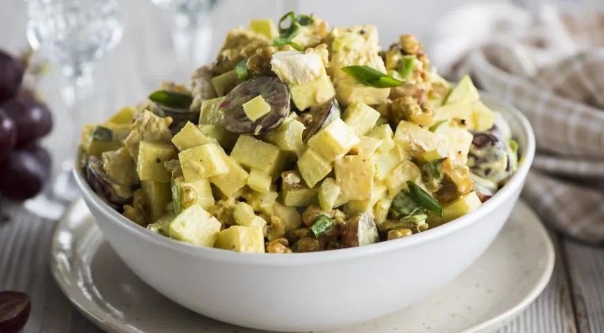 Салат с курицей и фруктами