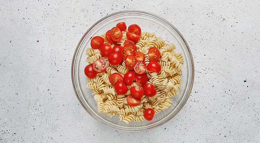 Салат с пастой и песто