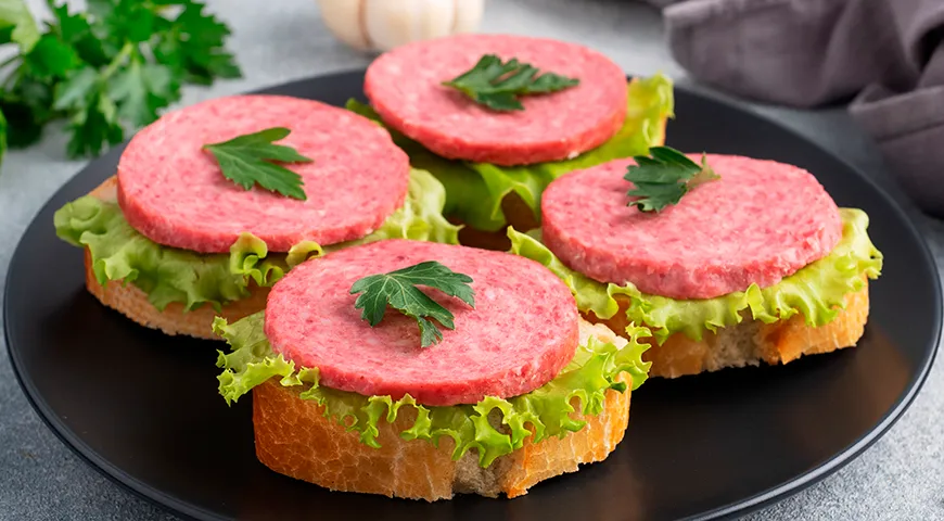 Качественный сервелат имеет приятный, хорошо ощутимый аромат копчения с оттенками пряностей и легкой мясной нотой