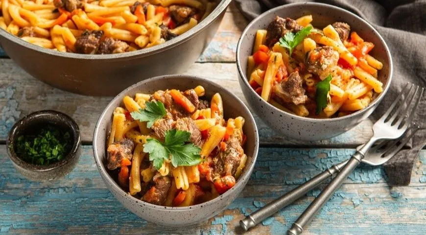 Макароны с говяжьей тушенкой в казане