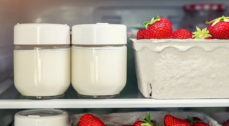 В холодильнике домашнюю сметану можно хранить не более трех-четырех дней