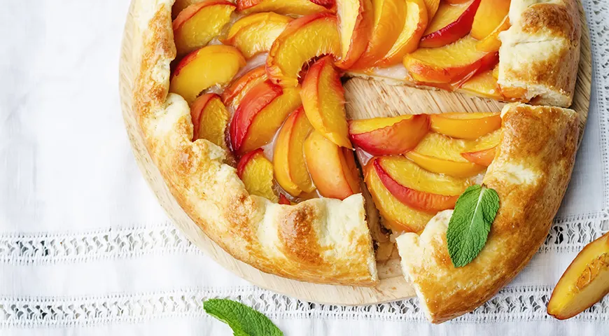 Для открытых пирогов хорошо использовать свежие фрукты, просто нарезав их на кусочки и немного обваляв в крахмале