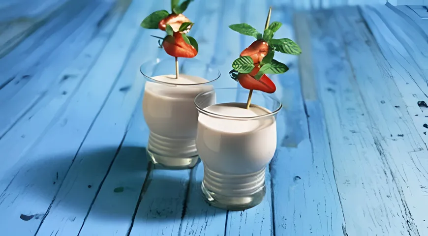 Клубничный коктейль с кардамоном