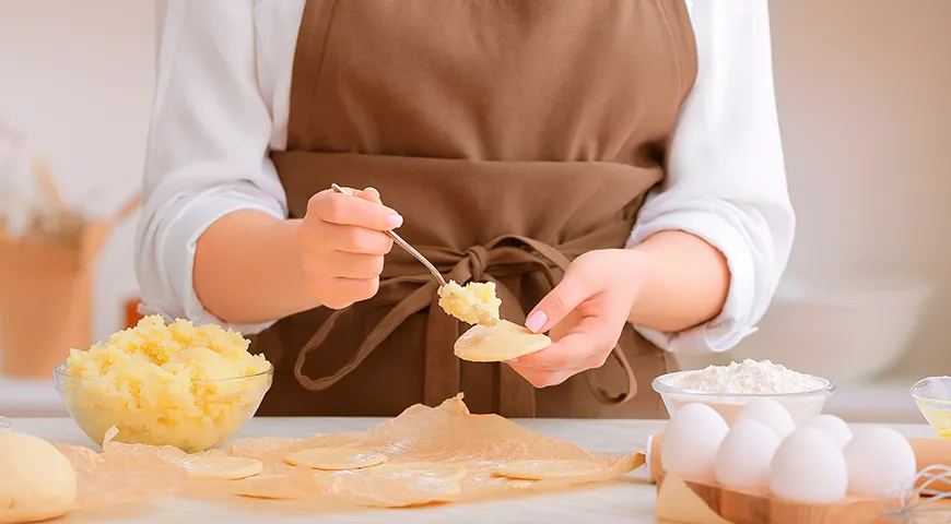 Вареники с картошкой — это блюдо с простой основой из пресного теста и картофельной начинкой