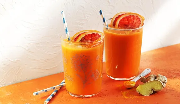 Морковный смузи с грейпфрутом всего из 5 ингредиентов, не считая апельсина для украшения