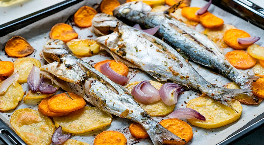 Луфарь, запеченный с бататом