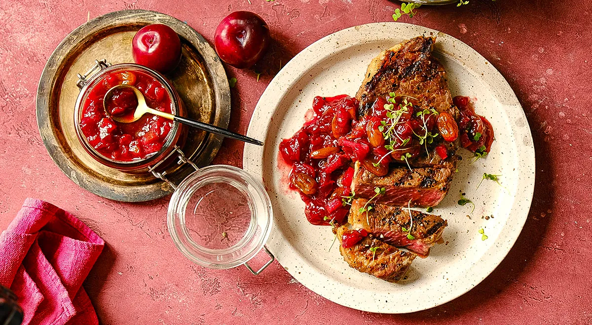 Рецепт сливового чатни с яблоками, имбирем, луком и тростниковым сахаром