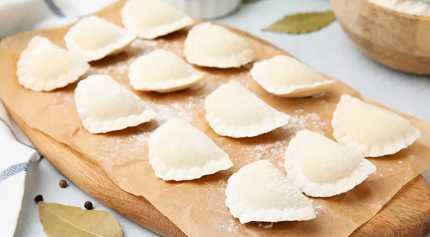 Классическая форма вареников с картошкой — полумесяц с хорошо защипанным краем