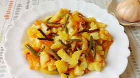 Жареная картошка с чесночными стрелками