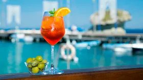 Летний хит — «Апероль-шприц»: история, рецепт и секреты подачи