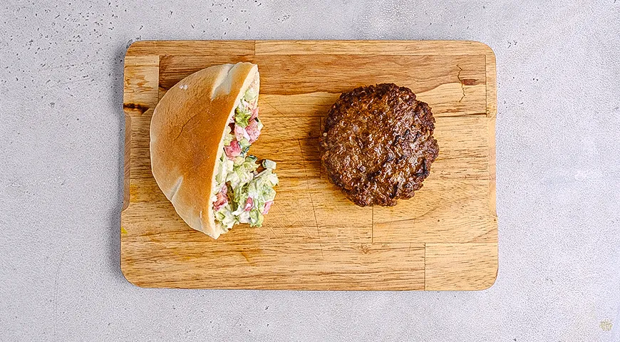 Пита с мясной котлетой