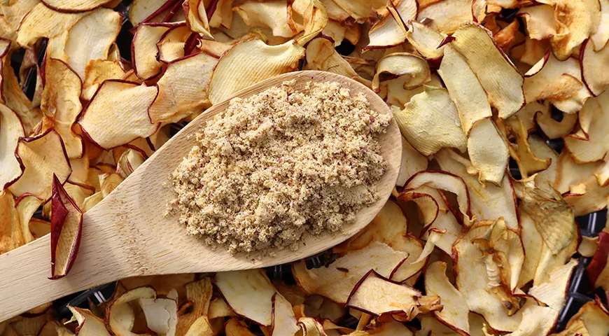 При перемалывании сушеных яблок в блендере получается универсальный порошок, который легко добавить в кексы, маффины и бисквиты