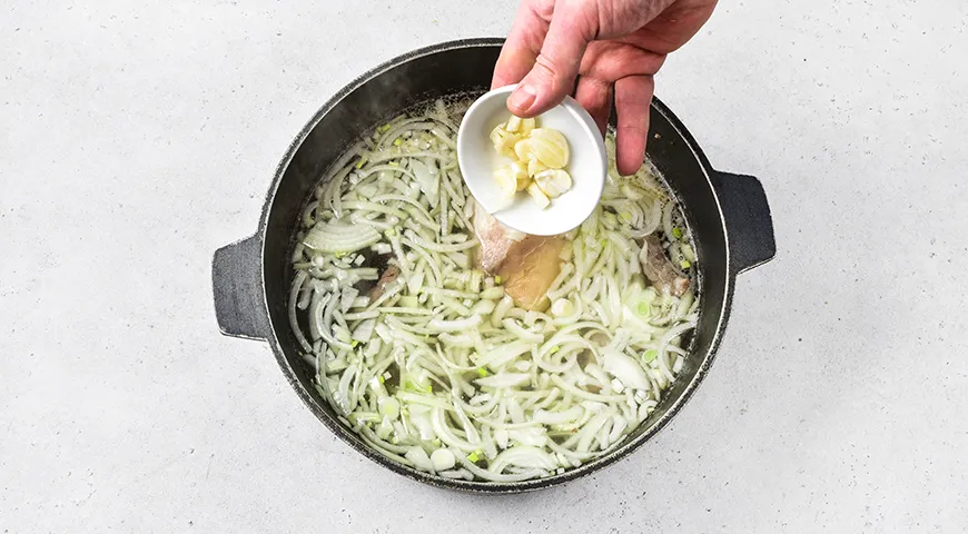 Шурпа в казане на костре