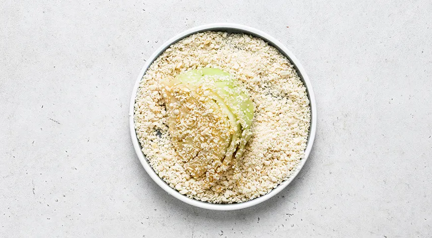 Молодая капуста, обжаренная в яйце