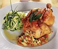 Цыпленок-пуссин с овощным соте и спагетти из цуккини