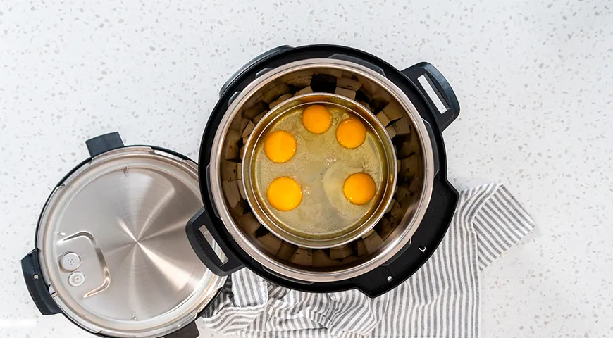 Есть два способа приготовления яиц в мультиварке: на пару и классическим методом, то есть в кипящей воде