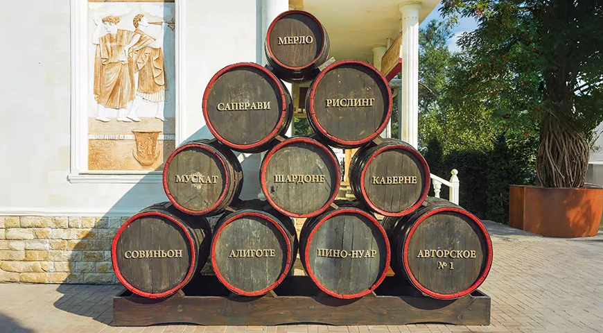 В классических регионах обычно используют виноградный дистиллят, тогда как в российской практике применяют также нейтральный спирт, что иногда влияет на ароматический профиль вина