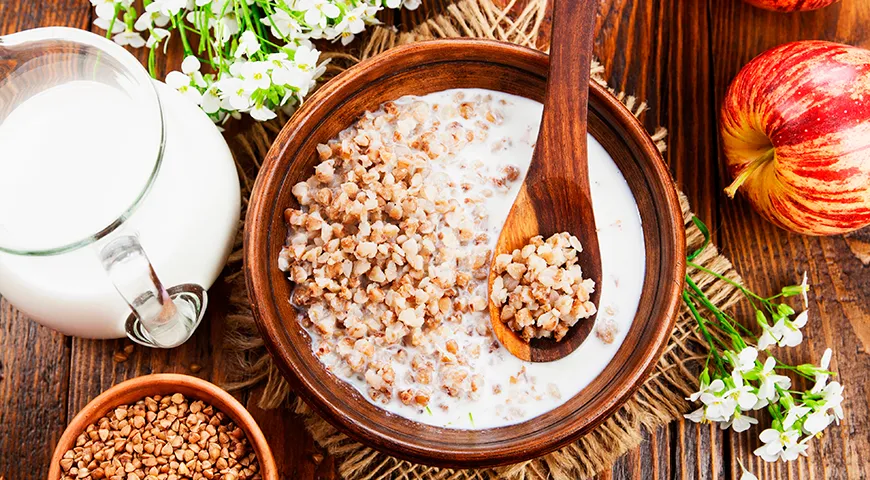 Регулярное употребление гречневой каши на молоке поддерживает энергетический баланс за счет сочетания сложных углеводов и белка