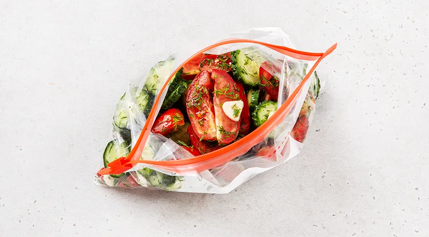 Малосольные огурцы и помидоры в пакете