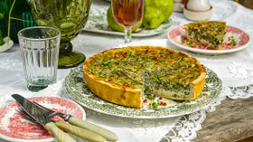 Открытый пирог со сметанной заливкой и зеленью