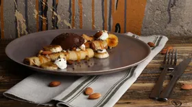 Блины с карамелизированным бананом, гранолой и шоколадным мороженым от Тимура Абузярова