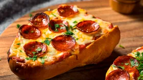 Мини-пицца с колбасой и сыром на батоне