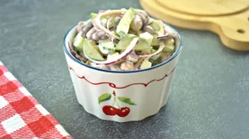 Салат из огурцов и фасоли с йогуртовой заправкой