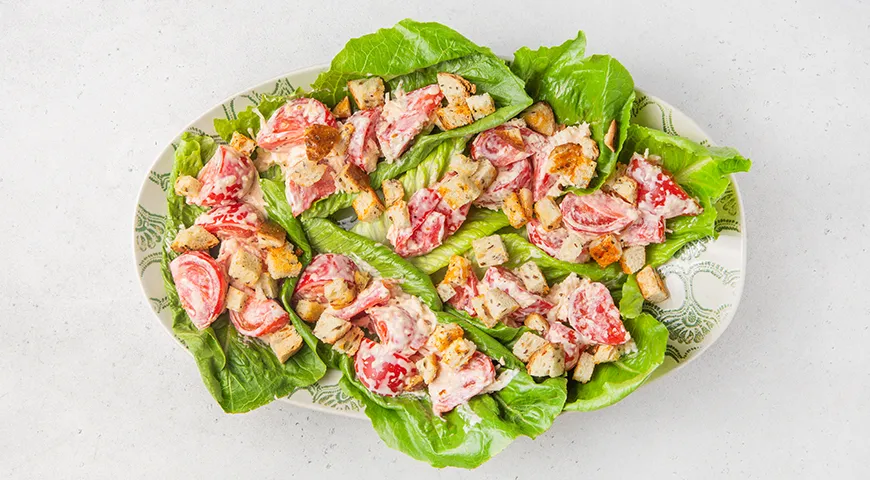 Салат Минутка из помидоров, сыра и сухариков