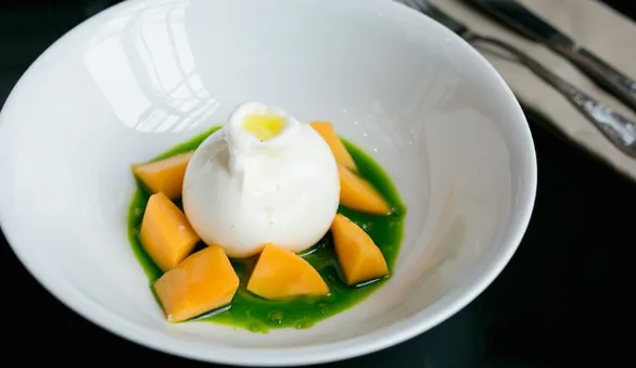 Почему в декабре непременно нужно есть хурму. 4 блюда с хурмой для зимних праздников