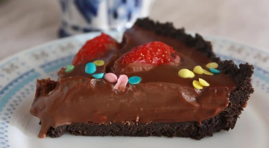 Вкусный шоколадный тарт с клубникой