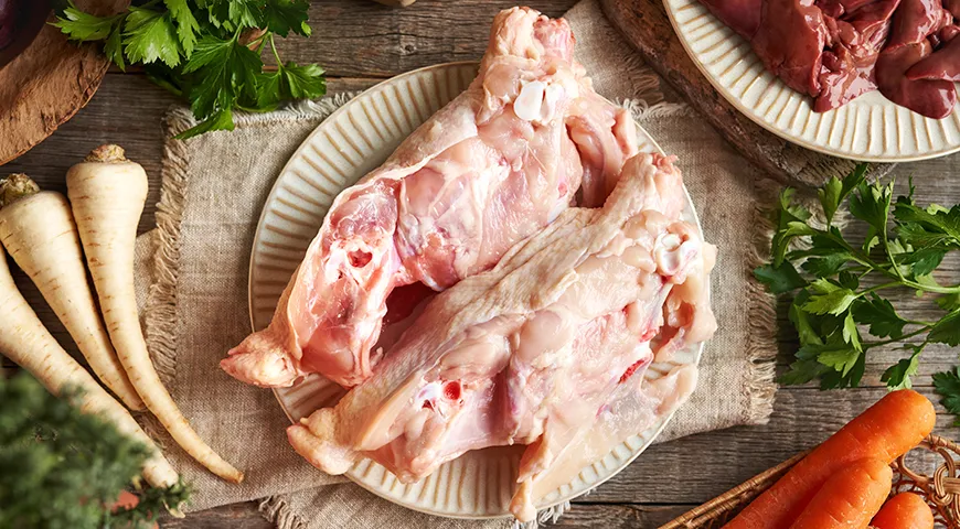  Мясные волокна на кусках куриной спинки должны быть плотными, не рыхлыми и без подсохших краев