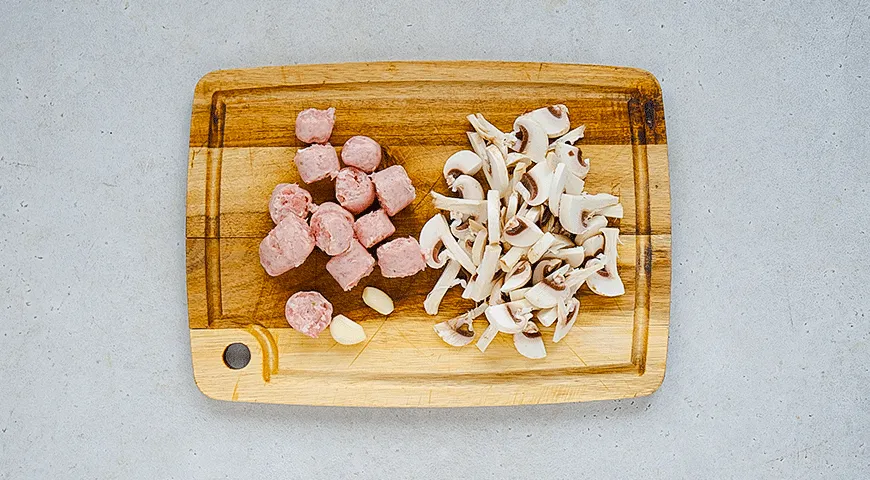 Строганов из колбасок с пастой